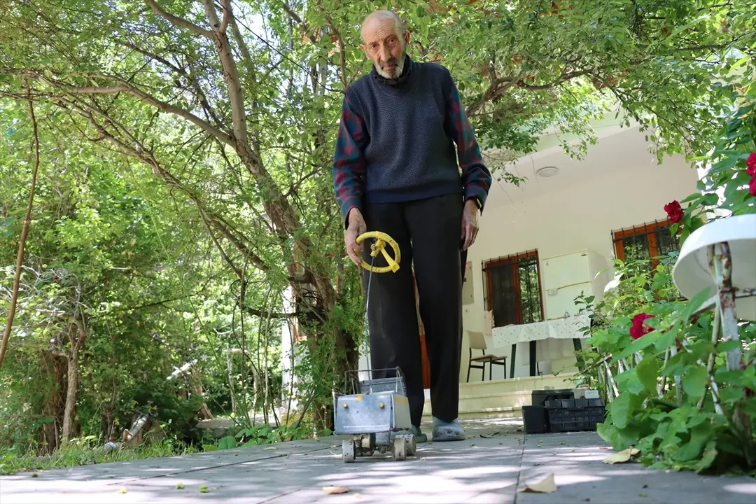 84 yaşındaki emekli memur atık malzemelerle çocukluk oyuncaklarını yaşatıyor