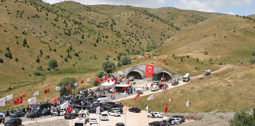 Bakan Uraloğlu, Sivas'ta Çamlıbel Tüneli Temel Atma Töreni'nde konuştu: