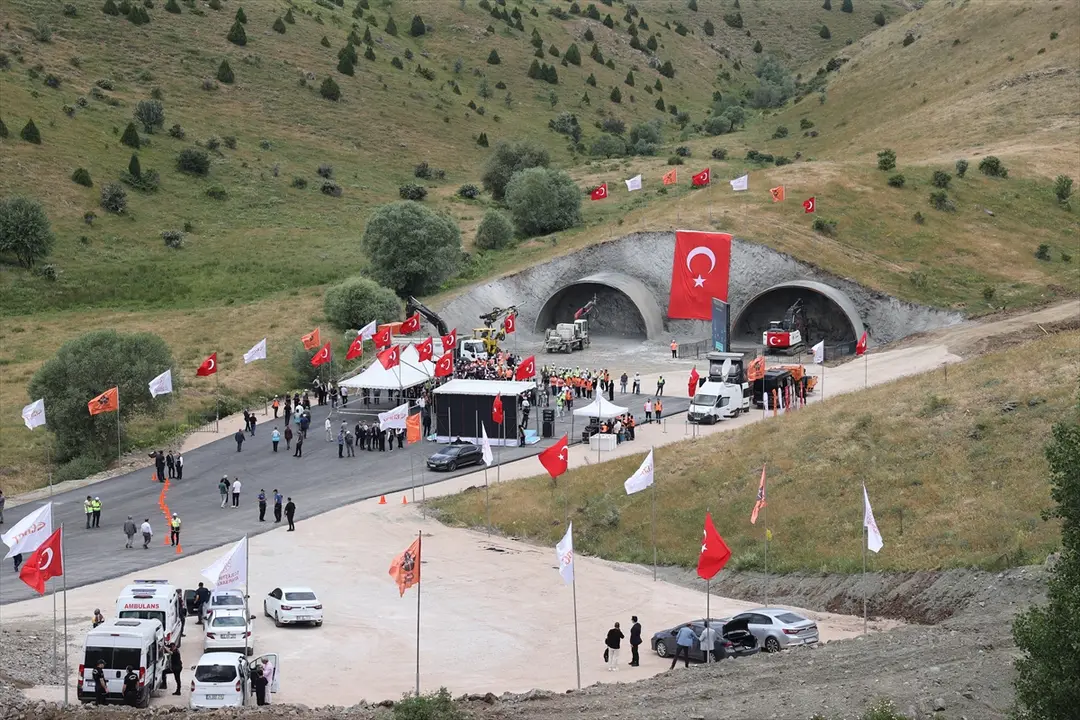 Bakan Uraloğlu, Sivas'ta Çamlıbel Tüneli Temel Atma Töreni'nde konuştu: