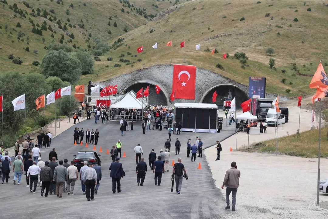 Bakan Uraloğlu, Sivas'ta Çamlıbel Tüneli Temel Atma Töreni'nde konuştu: