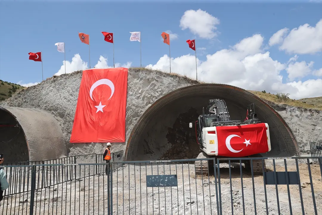 Bakan Uraloğlu, Sivas'ta Çamlıbel Tüneli Temel Atma Töreni'nde konuştu: