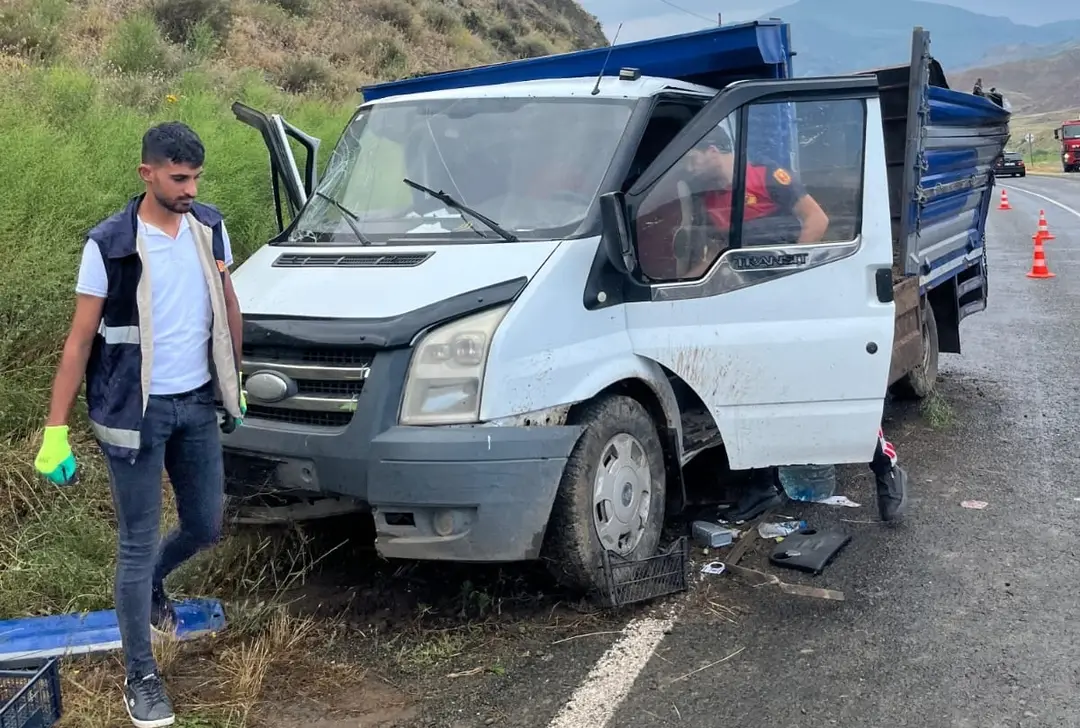 Kağızman-Tuzluca yolunda kamyonet devrildi: 10 yaralı