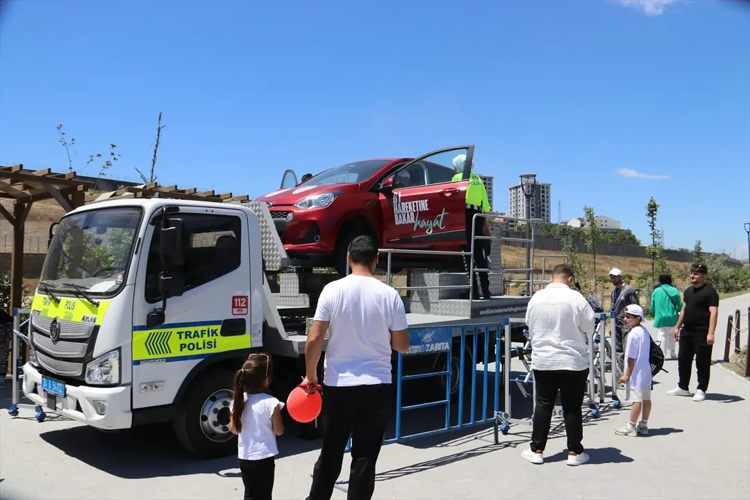 İstanbul'da vatandaşlara simülasyon aracıyla emniyet kemerinin önemi anlatıldı