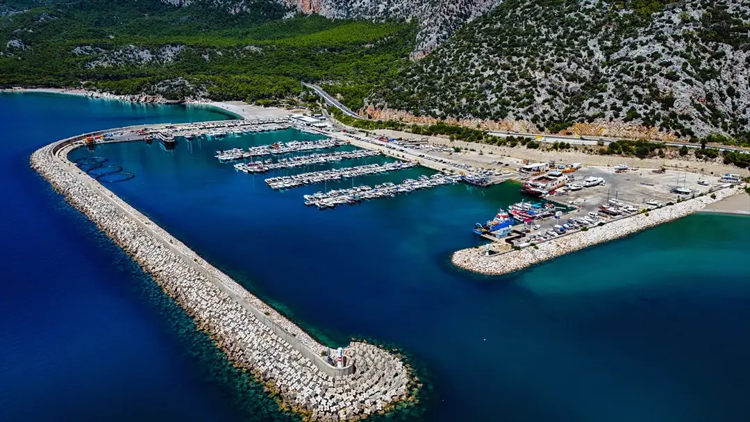 Antalya Balıkçı Barınağı'nda Tekne Yoğunluğu Havadan Görüntülendi