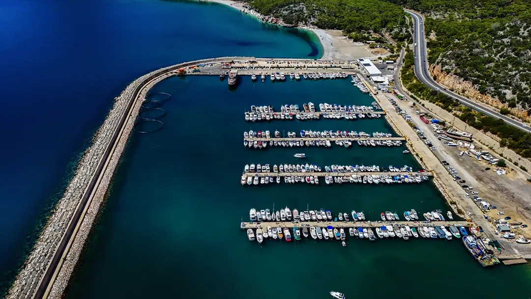 Antalya Balıkçı Barınağı'nda Tekne Yoğunluğu Havadan Görüntülendi