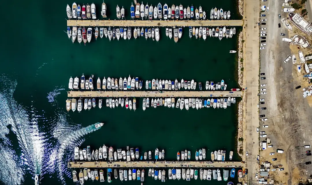 Antalya Balıkçı Barınağı'nda Tekne Yoğunluğu Havadan Görüntülendi