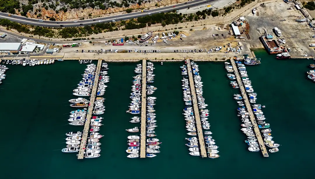 Antalya Balıkçı Barınağı'nda Tekne Yoğunluğu Havadan Görüntülendi