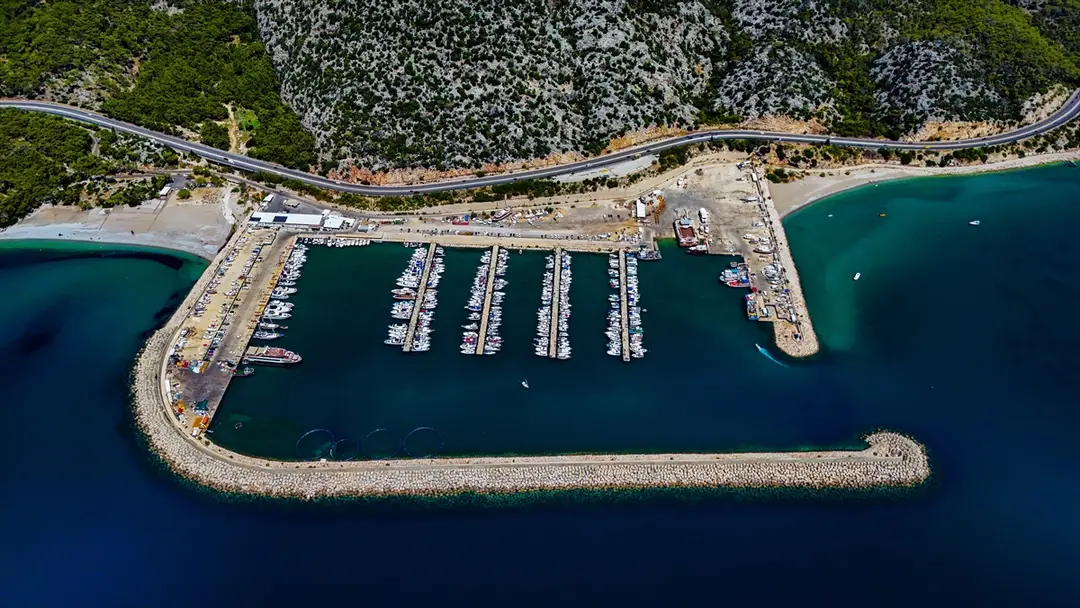 Antalya Balıkçı Barınağı'nda Tekne Yoğunluğu Havadan Görüntülendi