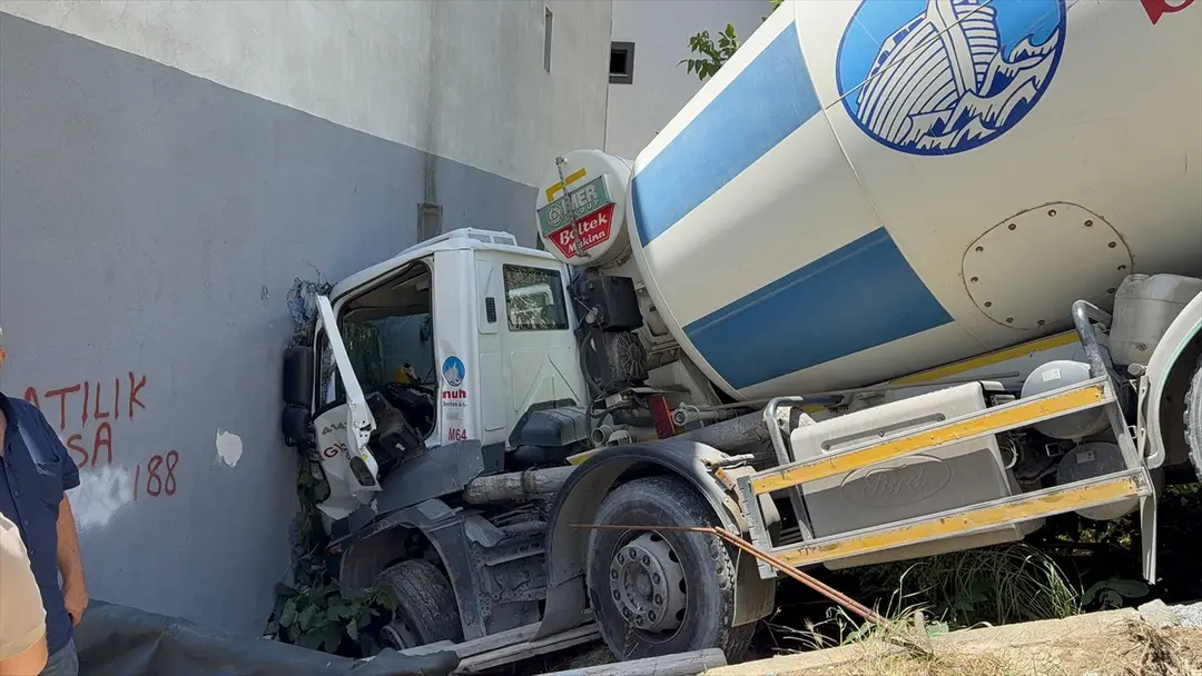 Ümraniye'de beton mikseri binaya çarptı: 1 yaralı