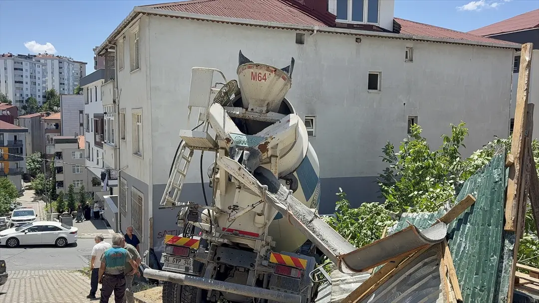 Ümraniye'de beton mikseri binaya çarptı: 1 yaralı