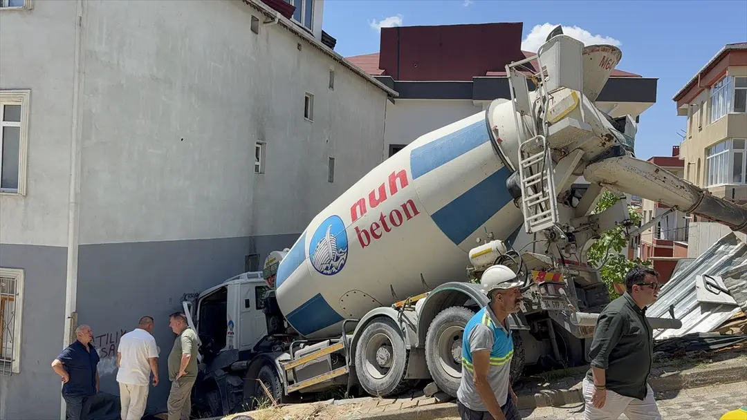 Ümraniye'de beton mikseri binaya çarptı: 1 yaralı