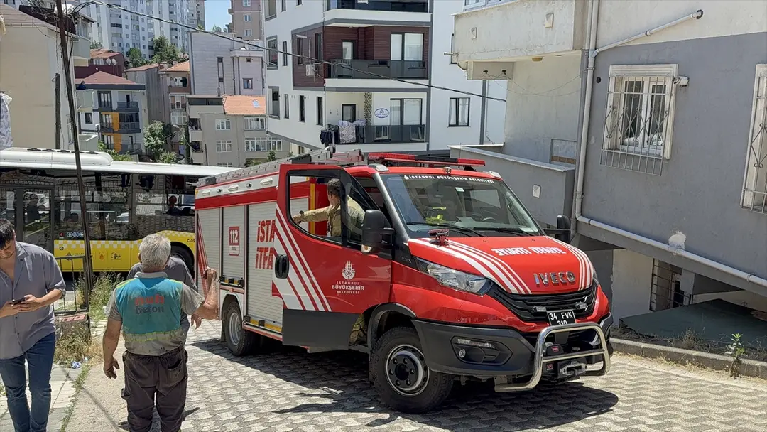 Ümraniye'de beton mikseri binaya çarptı: 1 yaralı