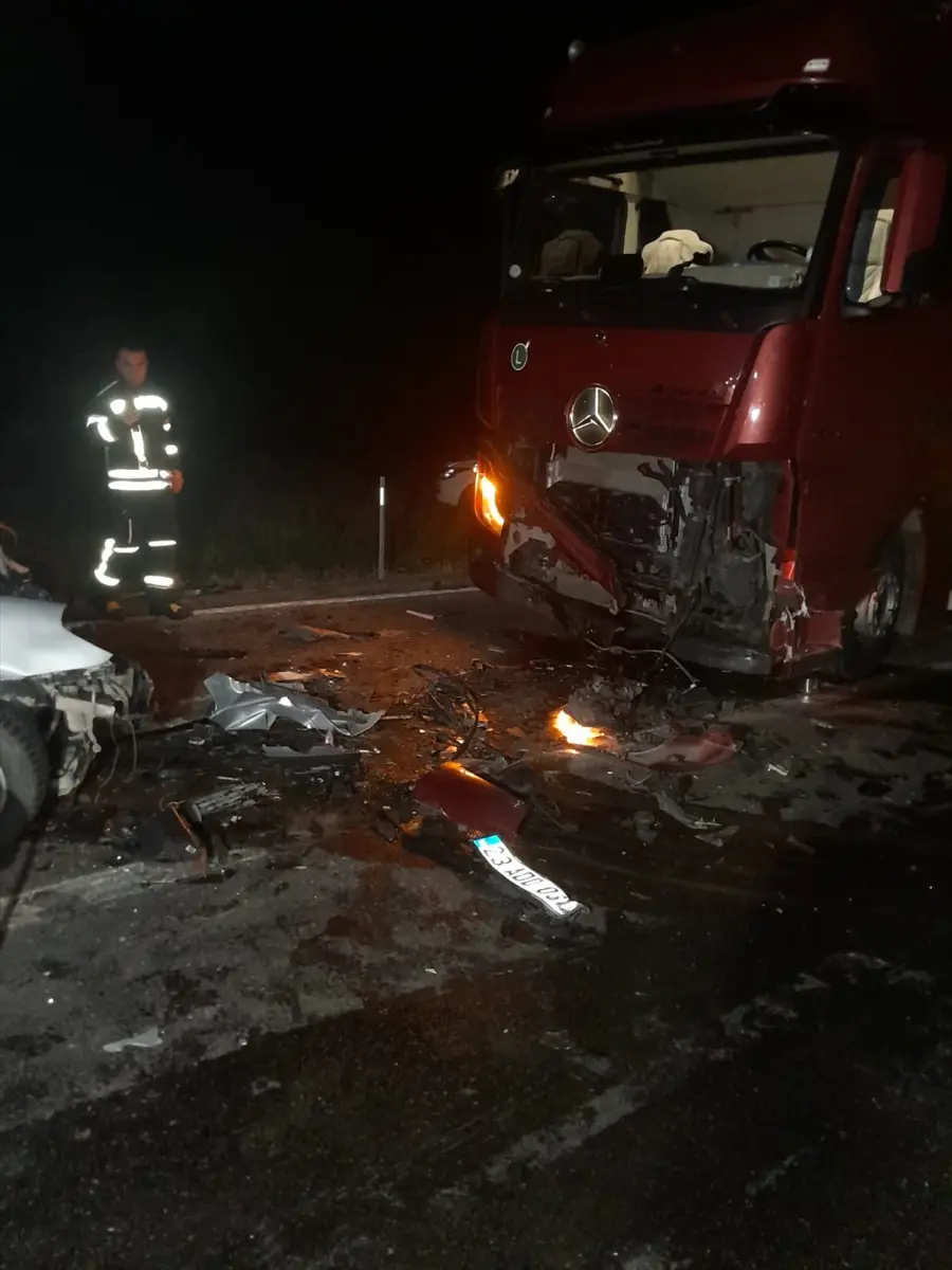 Malatya'da feci kaza: Otomobil tırla çarpıştı, 3 ölü