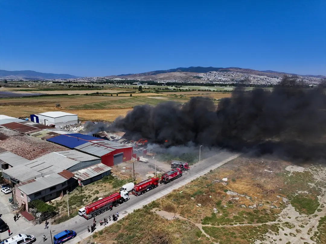 İzmir'de atık yönetim ve geri dönüşüm tesisinde çıkan yangın kontrol altında