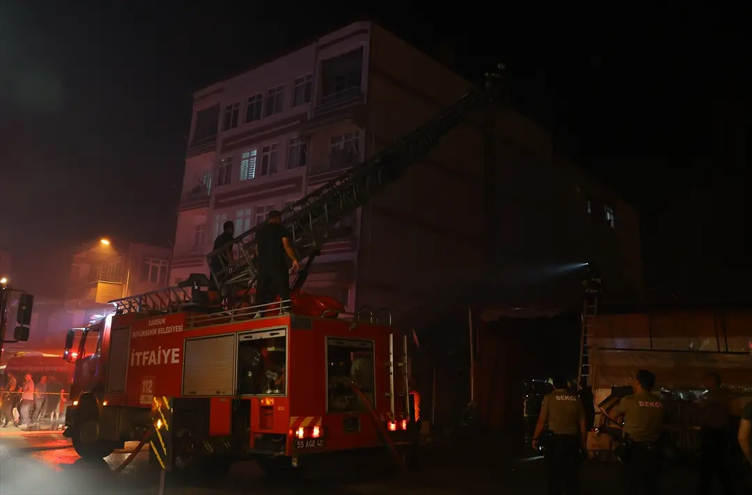 Samsun'da inşaat malzemesi deposunda yangın söndürüldü