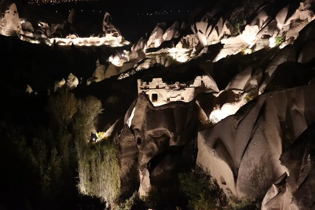 Kapadokya'nın güzelliği gece saatlerine de taşındı