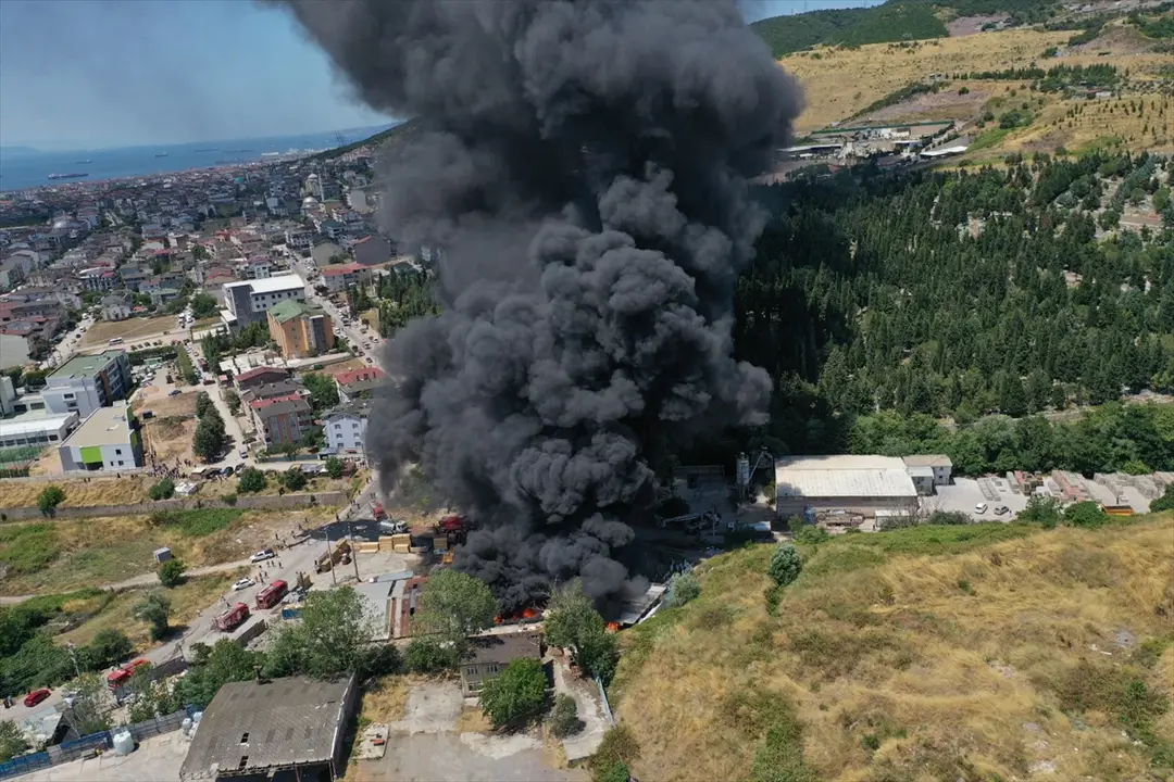 Kocaeli'de boya fabrikasında çıkan yangında 1 kişi öldü, 2 kişi dumandan etkilendi