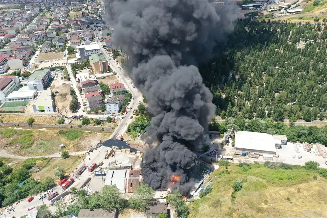 Kocaeli'de boya fabrikasında çıkan yangında 1 kişi öldü, 2 kişi dumandan etkilendi