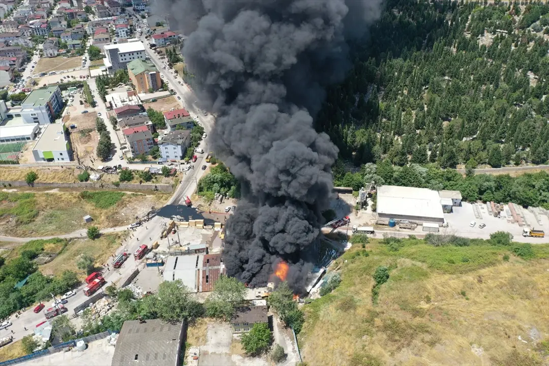Kocaeli'de boya fabrikasında çıkan yangında 1 kişi öldü, 2 kişi dumandan etkilendi