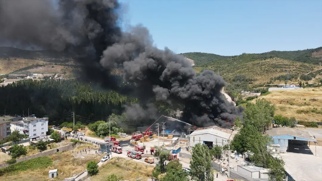 Kocaeli'de boya fabrikasında çıkan yangında 1 kişi öldü, 2 kişi dumandan etkilendi