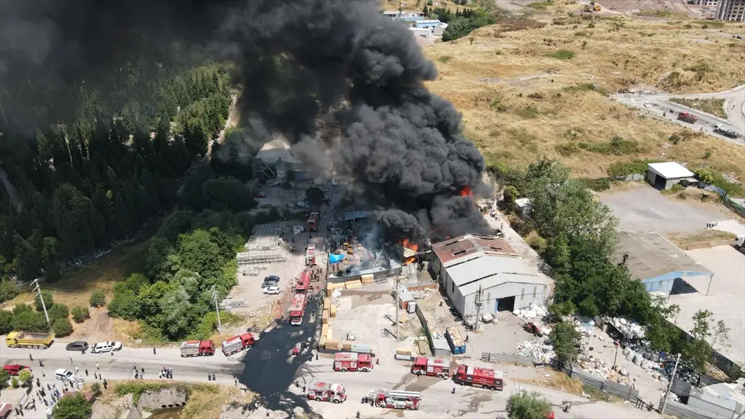 Kocaeli'de boya fabrikasında çıkan yangında 1 kişi öldü, 2 kişi dumandan etkilendi