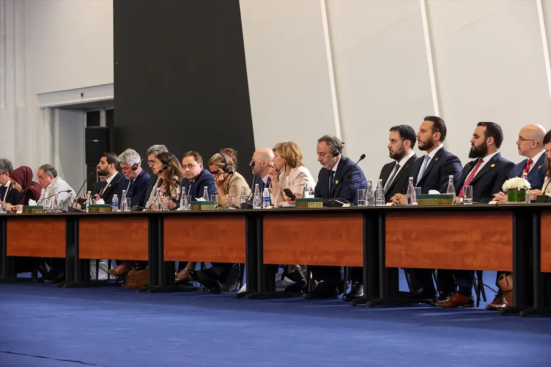 Suriye Cumhurbaşkanı Şara ile Fransa Cumhurbaşkanı Macron, Suriye-Fransa Ekonomi Forumu'nda konuştu