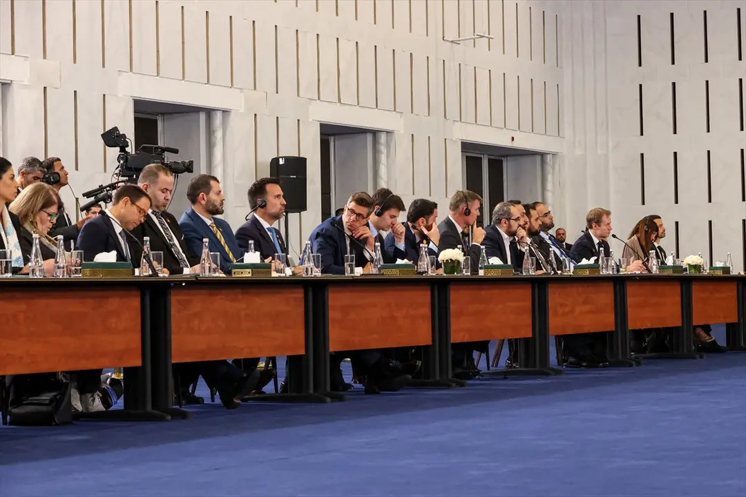 Suriye Cumhurbaşkanı Şara ile Fransa Cumhurbaşkanı Macron, Suriye-Fransa Ekonomi Forumu'nda konuştu