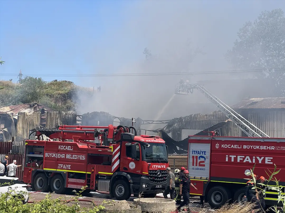 Kocaeli'de boya fabrikasında çıkan yangında 1 kişi öldü, 2 kişi dumandan etkilendi