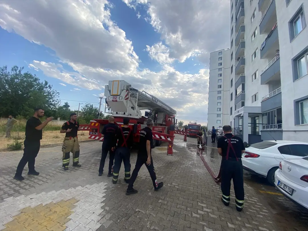 Diyarbakır'da bir apartmanda çıkan yangında 1 kişi dumandan etkilendi