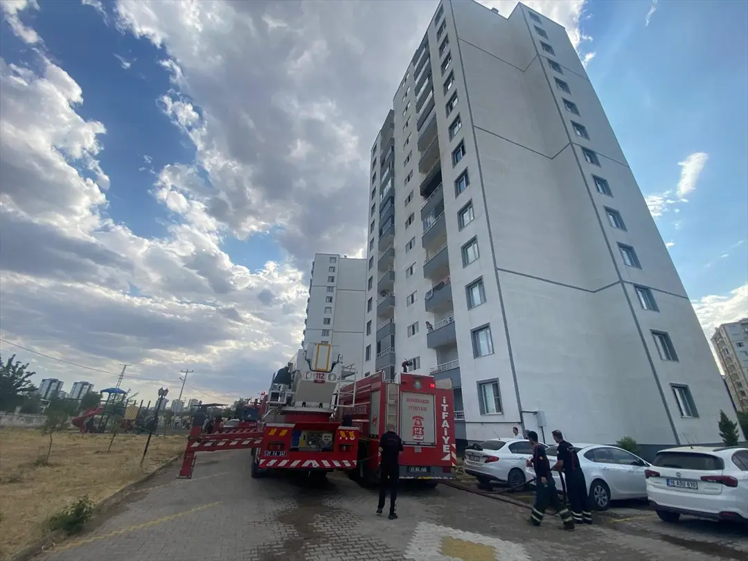 Diyarbakır'da bir apartmanda çıkan yangında 1 kişi dumandan etkilendi