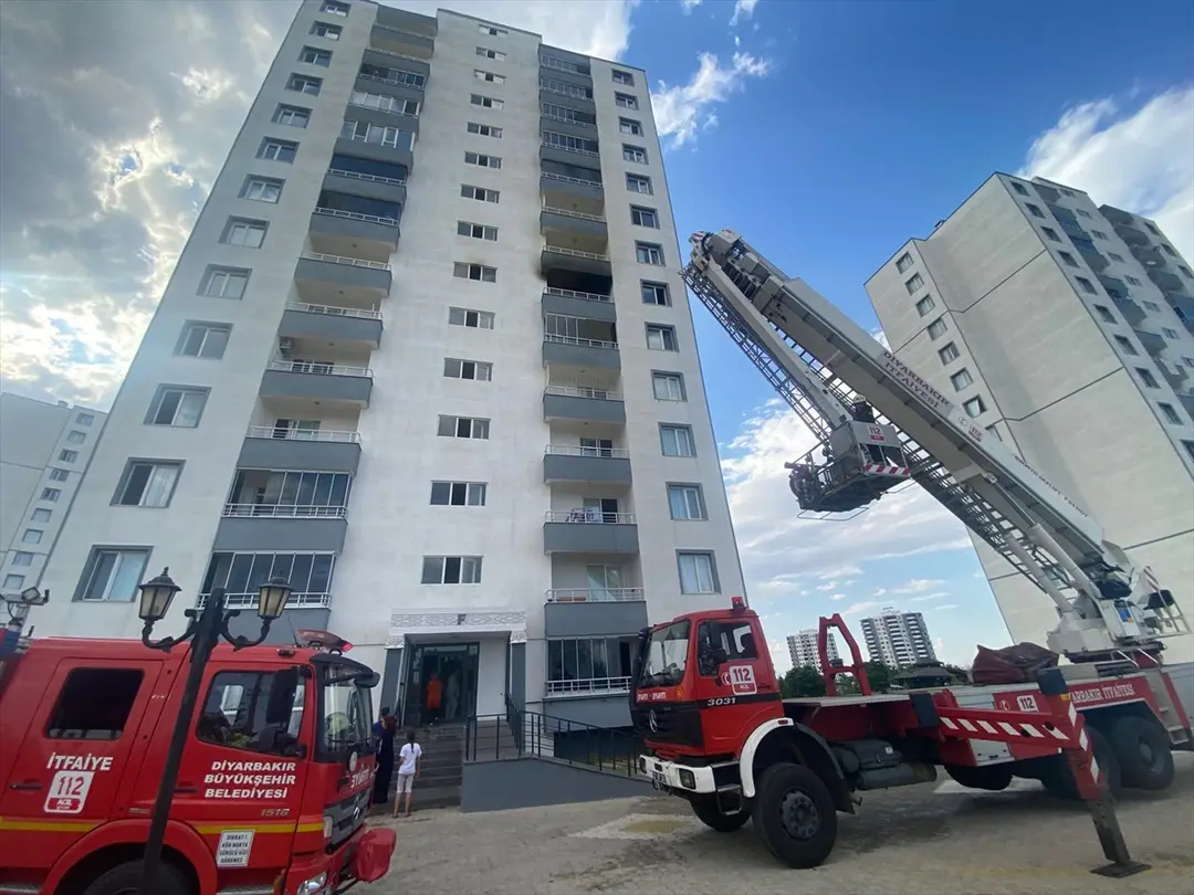 Diyarbakır'da bir apartmanda çıkan yangında 1 kişi dumandan etkilendi