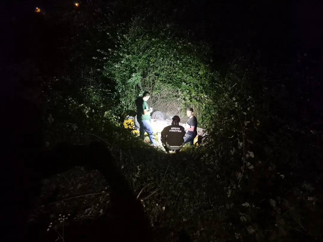 Düzce'de taksi şarampole devrildi: 1 yaralı