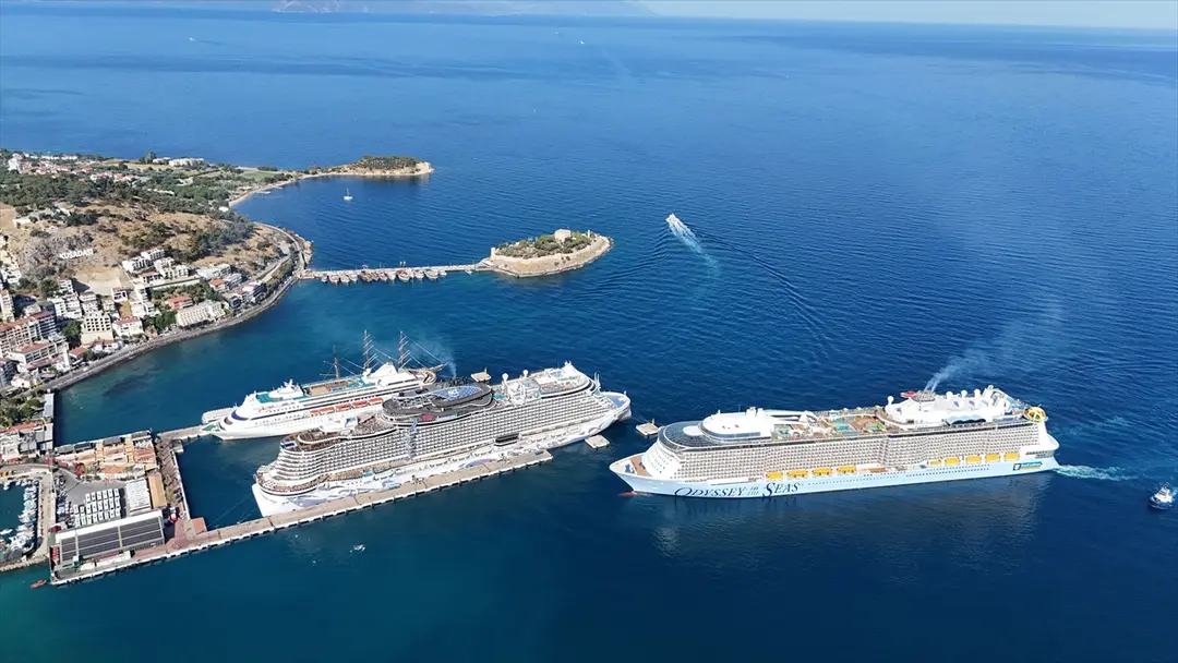 Kuşadası'na 4 gemiyle 9300 turist geldi