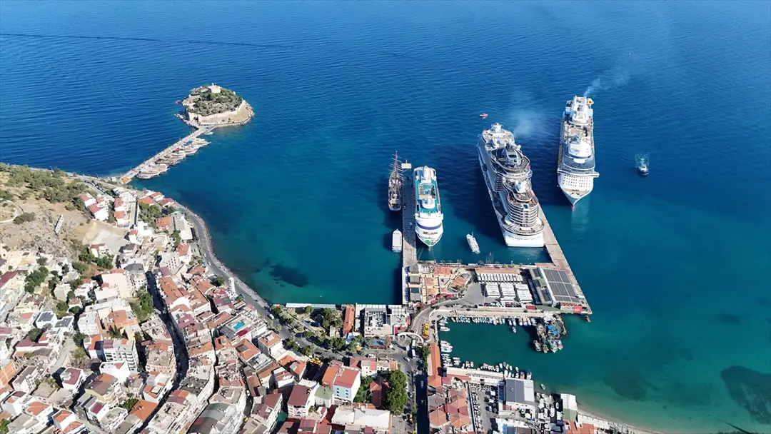 Kuşadası'na 4 gemiyle 9300 turist geldi