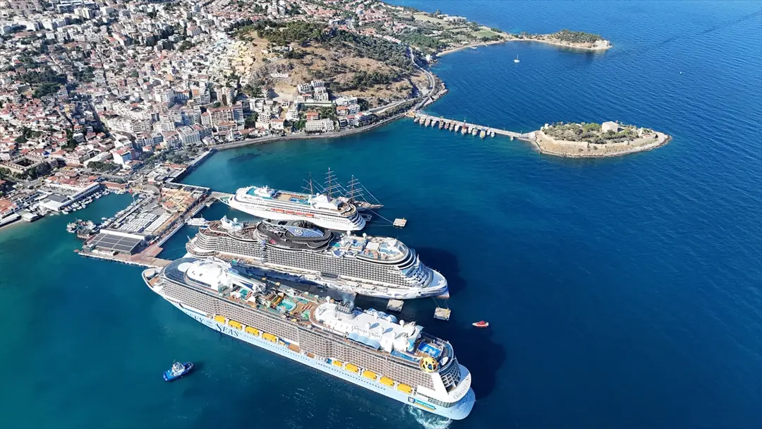 Kuşadası'na 4 gemiyle 9300 turist geldi