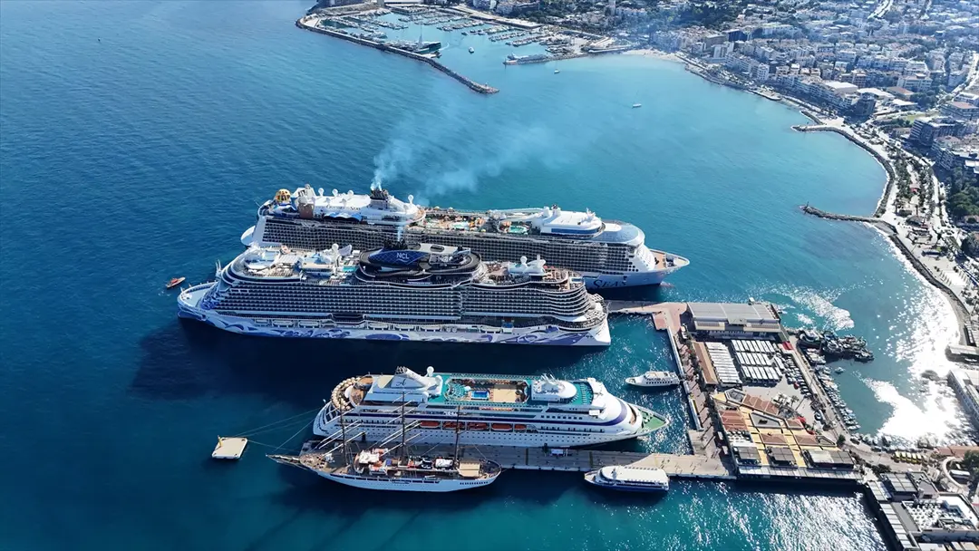 Kuşadası'na 4 gemiyle 9300 turist geldi