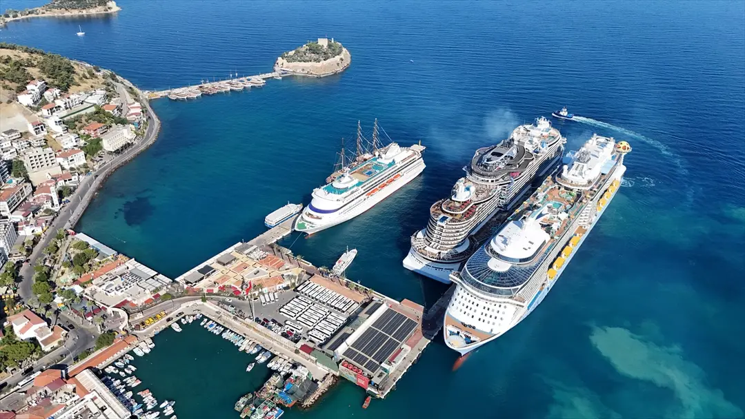 Kuşadası'na 4 gemiyle 9300 turist geldi