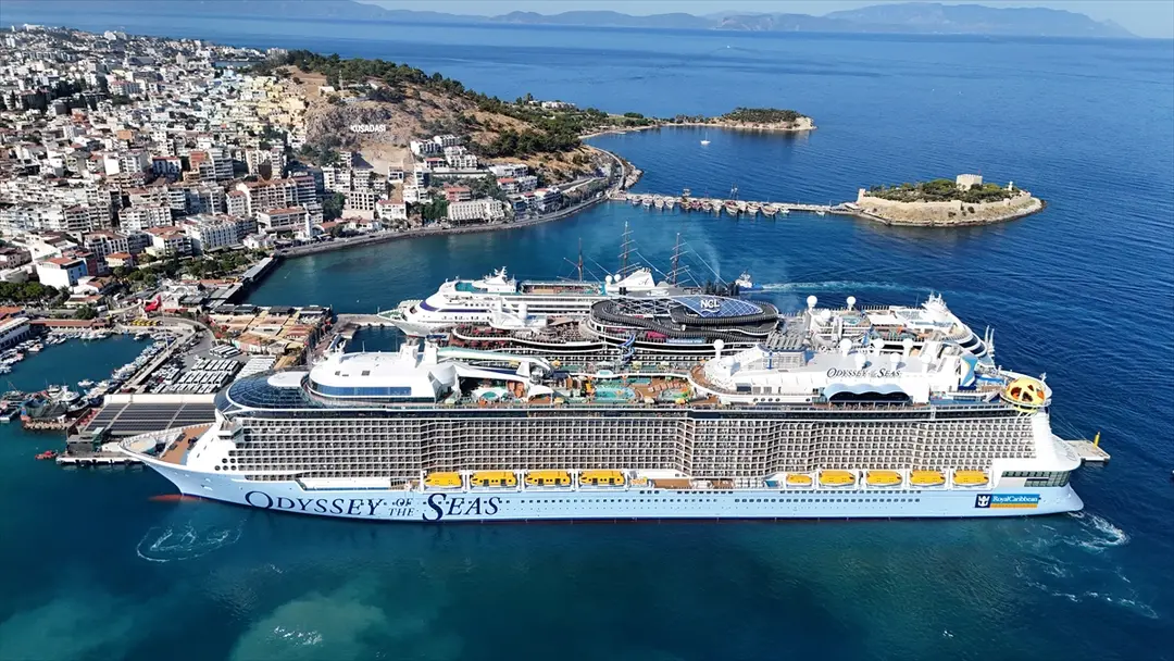 Kuşadası'na 4 gemiyle 9300 turist geldi