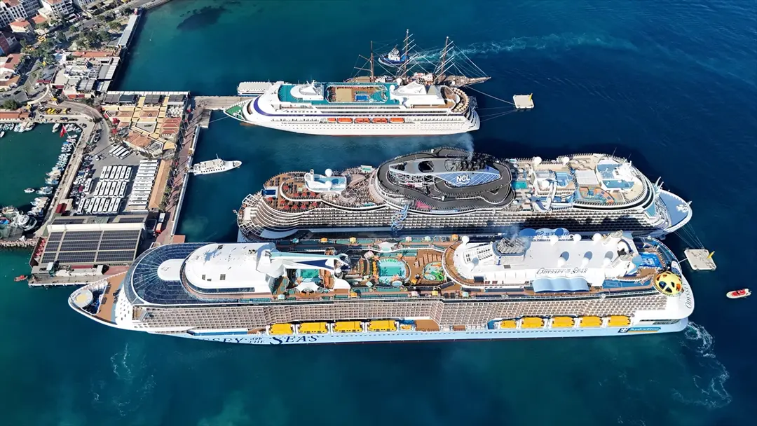 Kuşadası'na 4 gemiyle 9300 turist geldi