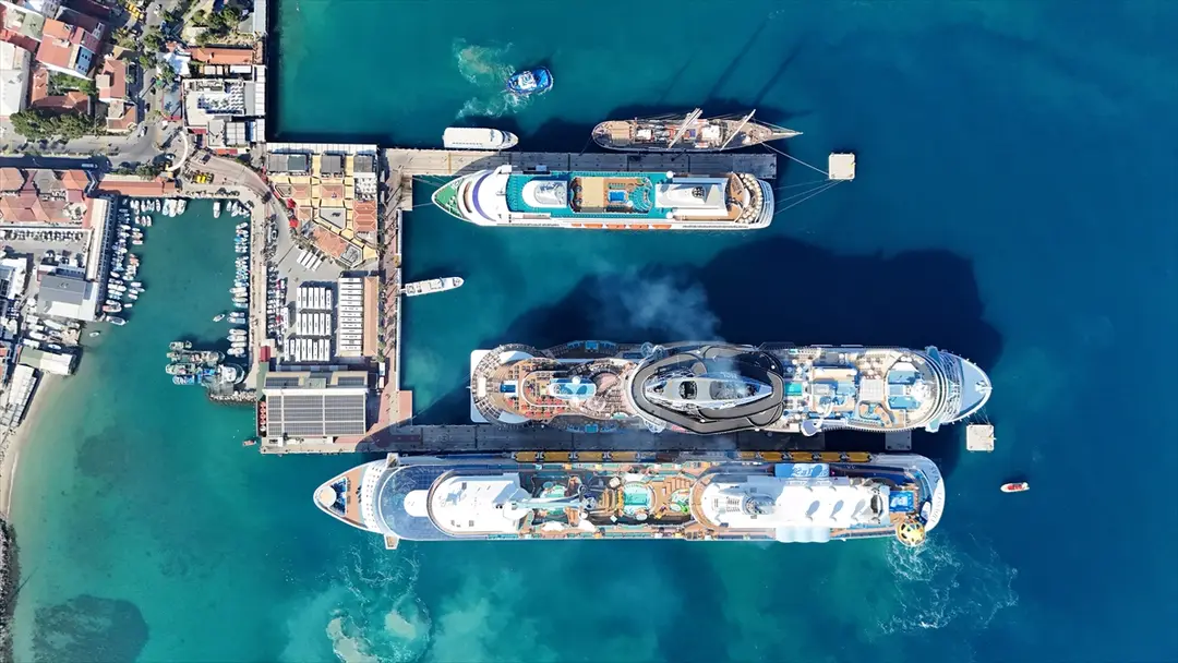 Kuşadası'na 4 gemiyle 9300 turist geldi