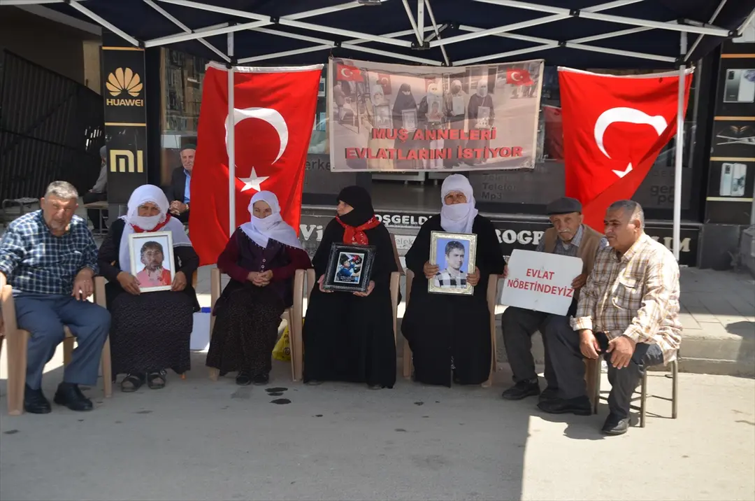 Muşlu aileler, DEM Parti önündeki eylemlerini sürdürdü