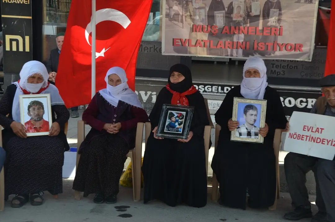 Muşlu aileler, DEM Parti önündeki eylemlerini sürdürdü