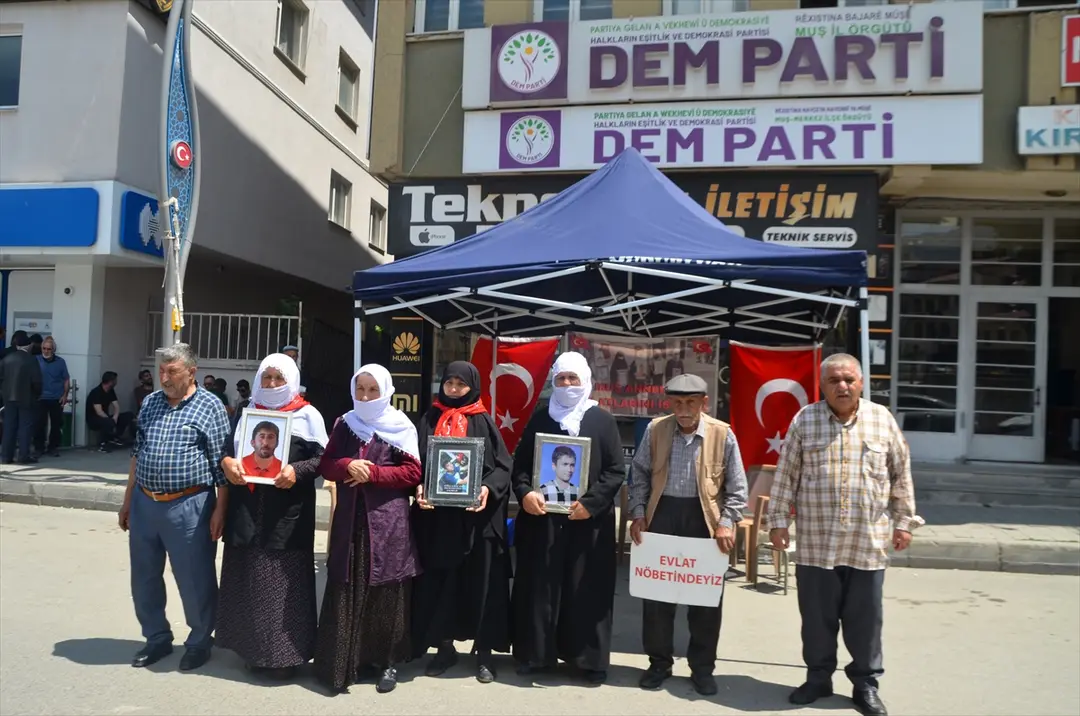 Muşlu aileler, DEM Parti önündeki eylemlerini sürdürdü