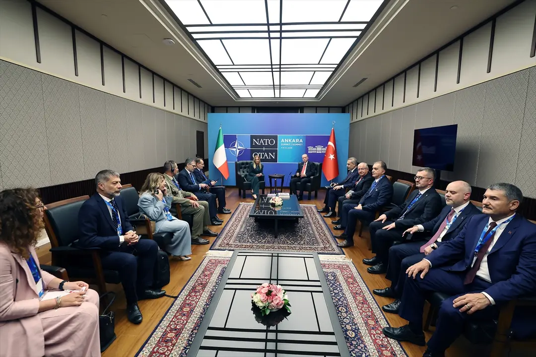 Erdoğan: Meloni'yi NATO Zirvesi'nde kabul etti