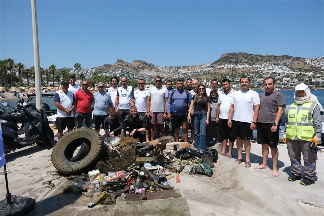 Bodrum'da deniz dibi temizlendi: 410 kg atık çıkarıldı