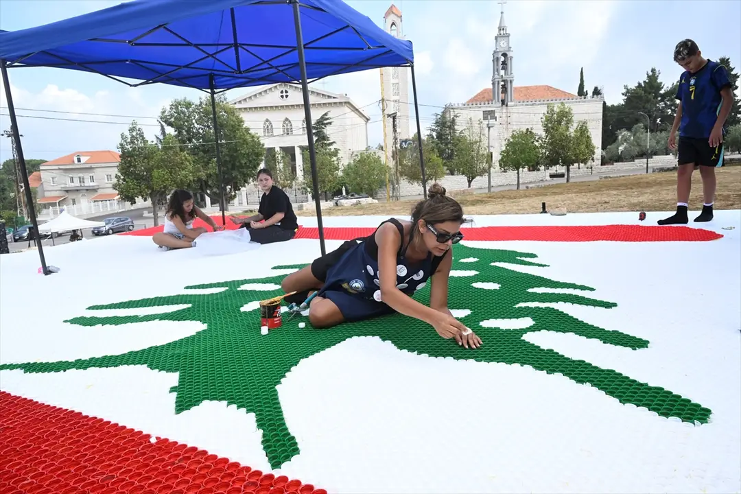 Lübnanlı çevre gönüllüleri, 140 bin plastik kapaktan 10 metreden uzun Lübnan bayrağı hazırladı