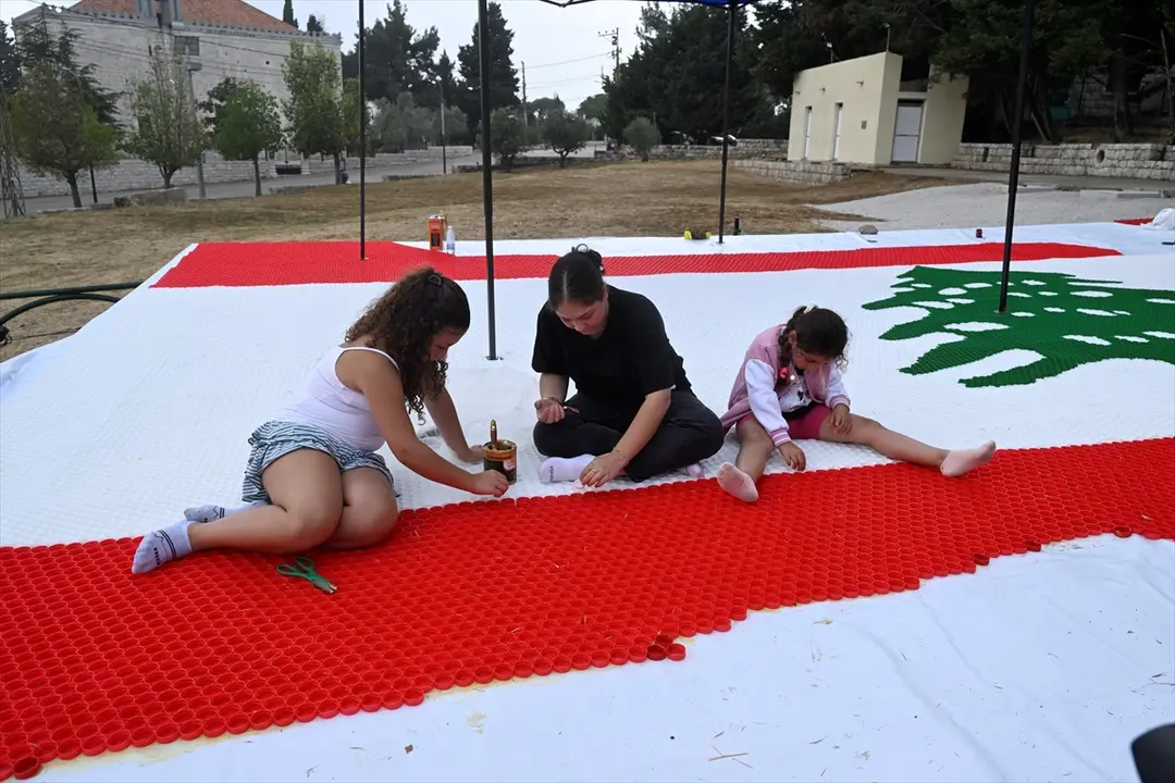 Lübnanlı çevre gönüllüleri, 140 bin plastik kapaktan 10 metreden uzun Lübnan bayrağı hazırladı