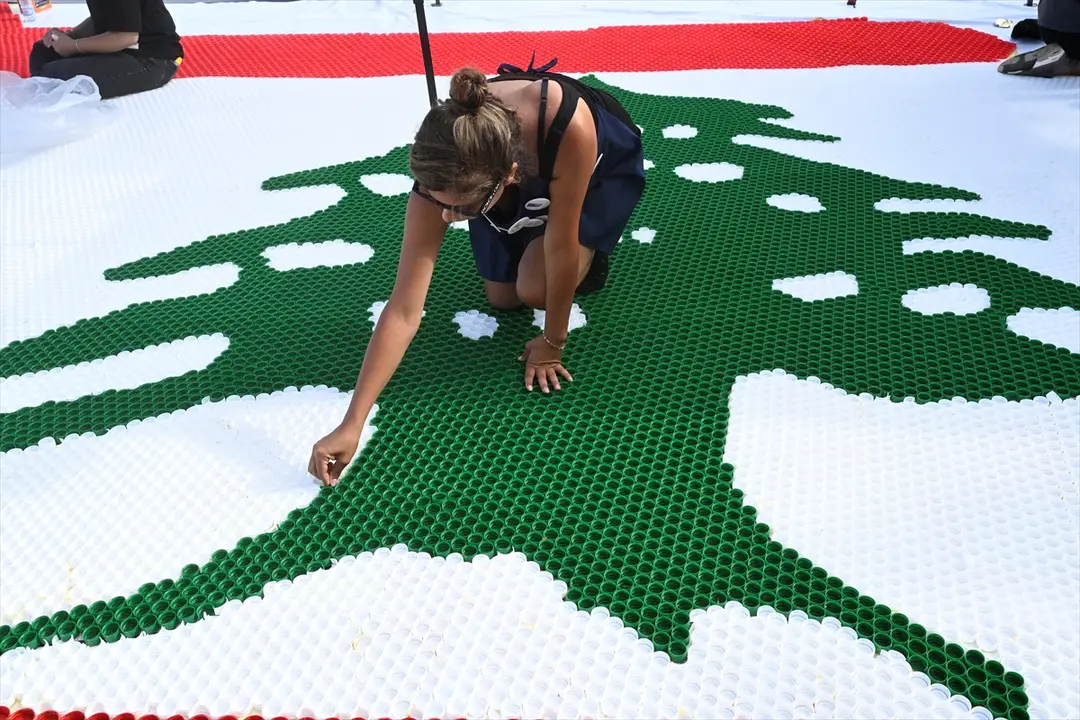 Lübnanlı çevre gönüllüleri, 140 bin plastik kapaktan 10 metreden uzun Lübnan bayrağı hazırladı
