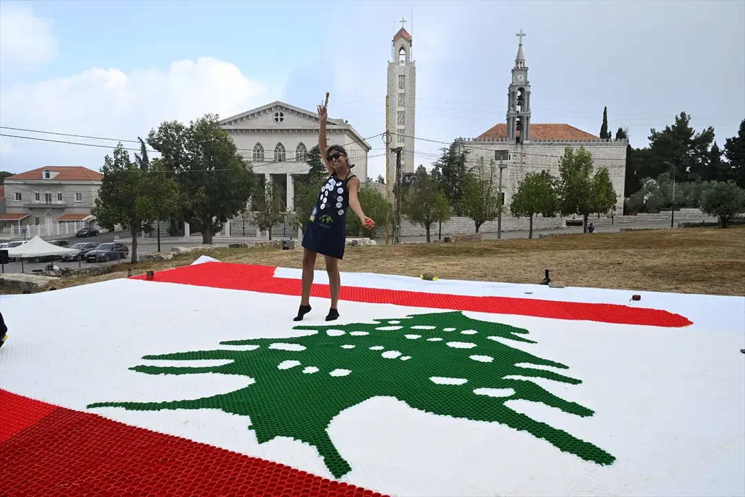 Lübnanlı çevre gönüllüleri, 140 bin plastik kapaktan 10 metreden uzun Lübnan bayrağı hazırladı