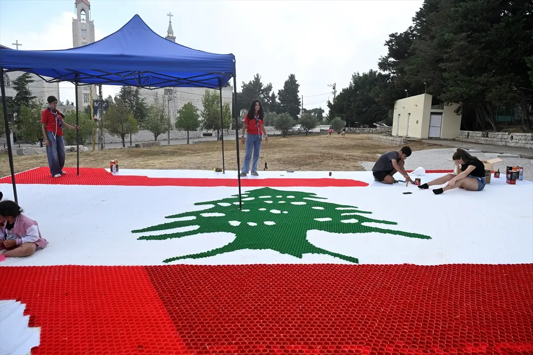 Lübnanlı çevre gönüllüleri, 140 bin plastik kapaktan 10 metreden uzun Lübnan bayrağı hazırladı